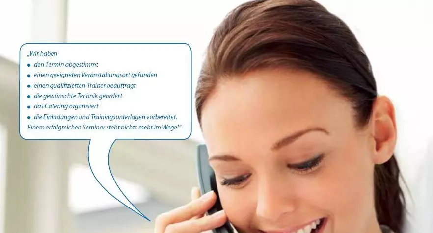 Mitarbeiterin Managed Training Services am Telefon